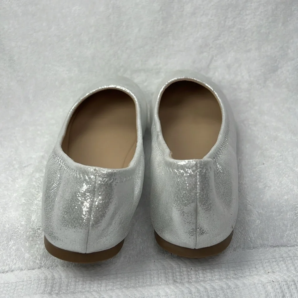 Dream Pairs Silver Flats size 11 in excellent used condition